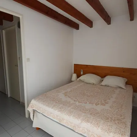 Belle Villa: Secure Coastal Retreat With Pool And Terraces *